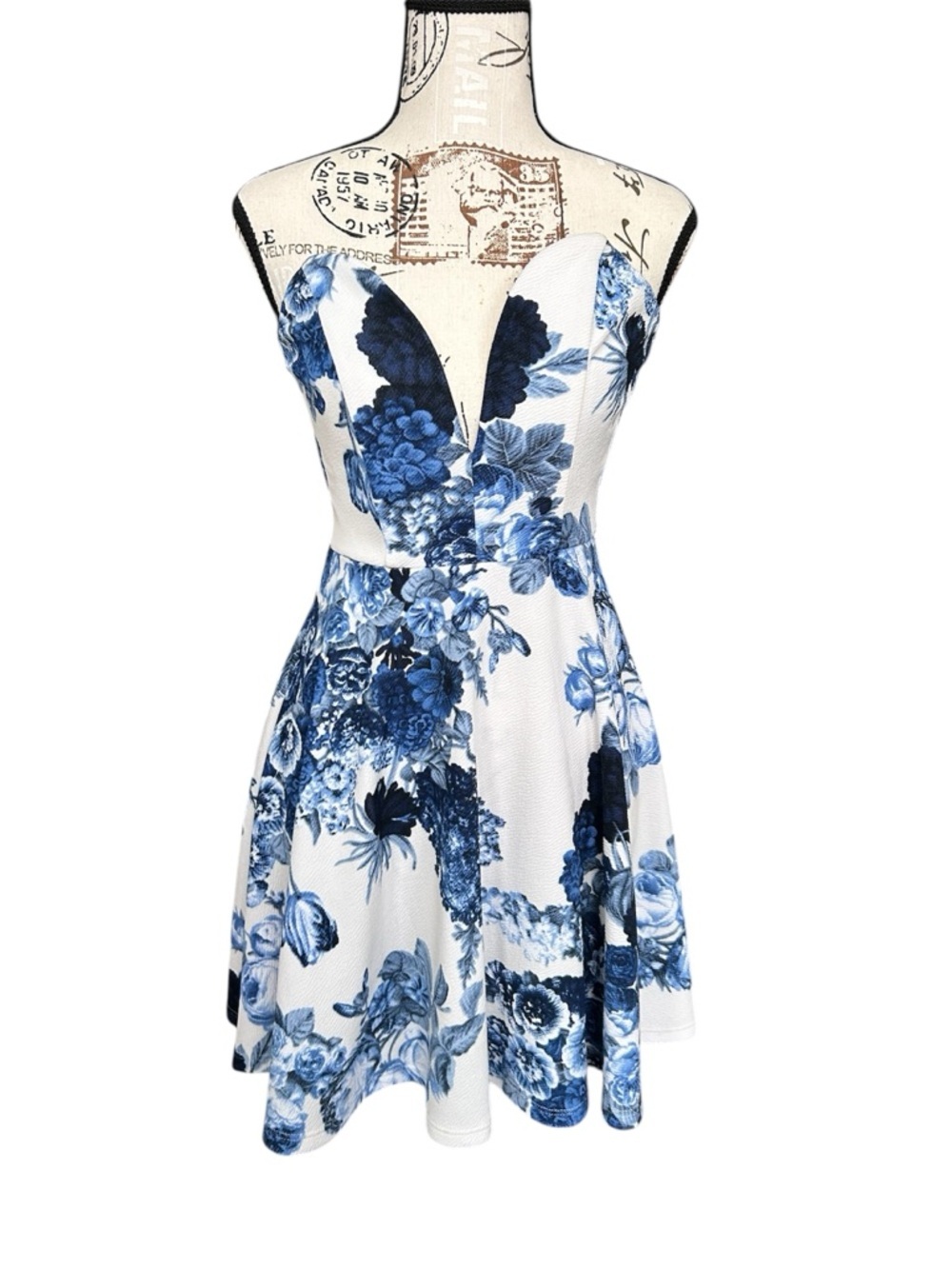 Lulu’s Blue and White Floral Strapless Skater Dress size XS-S - Picture 4 of 10